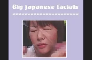 XXX همسری سكس اول مره مخفي که گونه را با دهان می گیرد و کشاورز را شاعر پر از دهان می کند