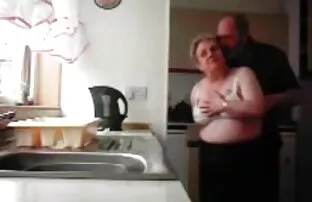 XXX دختری نازک به xnxx عربي مخفي جديد یک بوکسور حلقه تسلیم شد