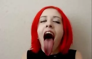 XXX پیشخدمت جوان برای پخت و پز ، آشپزی عمیق در آشپزخانه سكس عربي مخفي تويتر می دهد