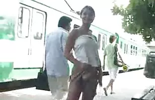 XXX سه گانه ناامید سكس مخفي متلصص روسی روی تختی بزرگ