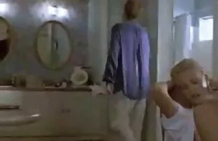 XXX زن و شوهر زیبا xnxx سعودي مخفي در حمام لعنتی