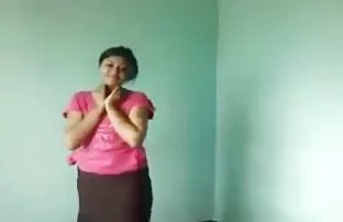 XXX ورزش ها با جوانان بزرگ پاهای او را برای پاداش سكس تويتر مخفي نقدی پخش می کرد