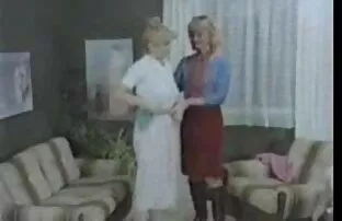 XXX سبزه داغ به طور ظریف آلت تناسلی مرد مساج مخفي ياباني ضخیم را کنترل می کند