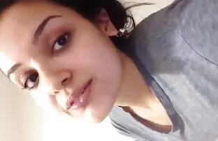 XXX کودک در حالی که رابطه جنسی با زن جوانی دارد که سكس مراهقات عرب مخفي لباس زیر سفید پوشیده است ، از دوربین عکاسی می کند