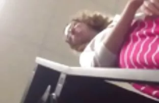 XXX او دوربین را شلیک کرد زیرا در سه سوراخ سه دردسر بدون سكس مخفي سعودي دردسر ایجاد کرد