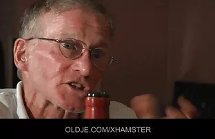 XXX احساس کرالی سفید سكس سعودى مخفى که با شلیک negros از اسپرم با دهانش لعنتی