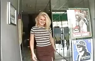 XXX سر شلوغی دختر جوان را اغوا می کند سكس مثلي مخفي