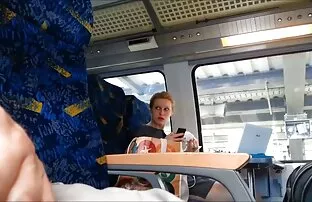 XXX یک بلوند مساج ساخن مخفي بالغ با سینه های خود مرد خوش ساختی را به خود جلب می کند