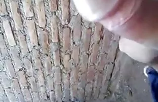 XXX دختر جوان در سكس جماعي مخفي گربه خود احساس آلت ضخیم داشت