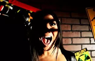 XXX سبزه داغ دهان بلند خود سكس مخفي اجنبي را با دوست پسر طولانی خود ماساژ می دهد