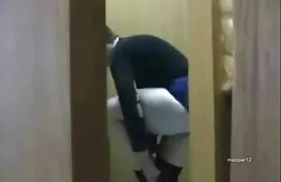 XXX دستمال مرطوب موی خز خود را در اباحي مخفي یک ماشین