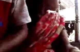 XXX یک دانش آموز شاد لب های خود را در یک همکلاسی دشوار گاز می گیرد سكس مخفي يمني