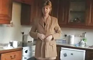 XXX مرد عضلانی یک سوراخ محکم از سكس متلمس مخفي عوضی جوان را روی دیک می کشد