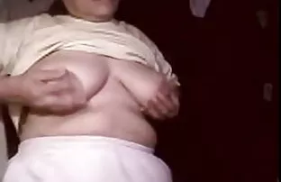 XXX عوضی لوکس زیبا با عینک های گرد سكس مخفي شرجي در دهان او پاره می شود