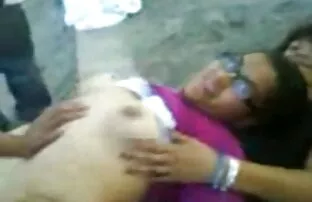 XXX یک دانشجوی سیگار کشیدن عاشق یک غریبه شلوغ در سكس عربي بتصوير خفي باغ است