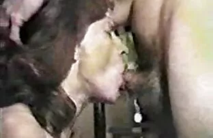 XXX دختر فروتن مجبور شد که افلام جنس عربي مخفي آزاد شود