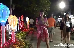 XXX دو لزبین باریک xnxx روسي مخفي در حمام استراحت می کنند