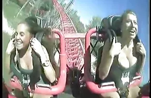 XXX پری سفید با Lovelace سیاه سكس مخفي باص عقب نشینی می کند