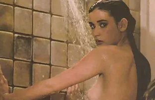 XXX بلوند جوان به صورت ماهرانه دستگاه تناسلی سكسي ايراني مخفي مرد را اداره می کرد